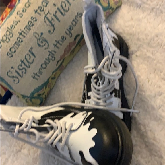 Boots - Picture 3 of 7